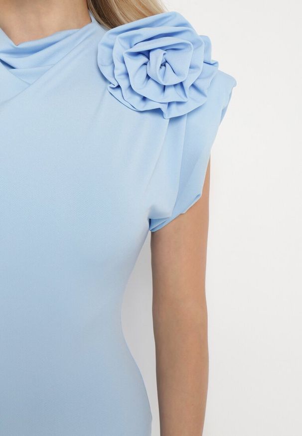 Born2be - Niebieska Sukienka Midi Dopasowana z Ozdobną Broszką w Kształcie Kwiatka Agnolia. Kolor: niebieski. Wzór: kwiaty. Styl: klasyczny. Długość: midi