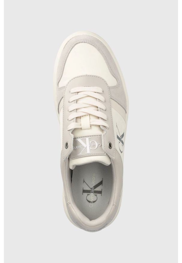 Calvin Klein Jeans sneakersy kolor beżowy. Nosek buta: okrągły. Zapięcie: sznurówki. Kolor: beżowy. Materiał: guma