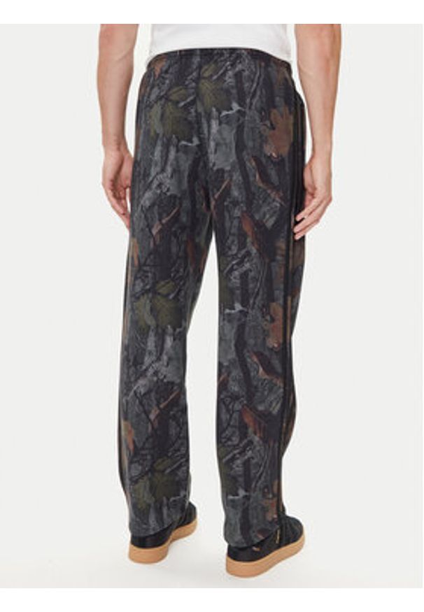 Adidas - adidas Spodnie dresowe Camo JY2773 Szary Loose Fit. Kolor: szary. Materiał: bawełna