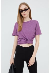 Superdry t-shirt bawełniany kolor fioletowy. Okazja: na co dzień. Kolor: fioletowy. Materiał: bawełna. Długość rękawa: krótki rękaw. Długość: krótkie. Styl: casual