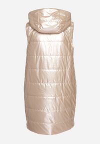 Born2be - Jasnobeżowa Pikowana Długa Kamizelka z Kapturem Ozdobiona Naszywką Mevaya. Okazja: na co dzień. Typ kołnierza: kaptur. Kolor: beżowy. Materiał: jeans. Długość: długie. Wzór: aplikacja. Styl: casual #6