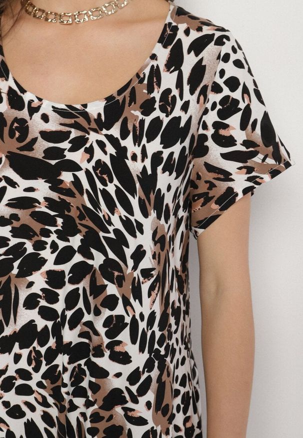 Born2be - Czarna Sukienka z Wiskozy o Rozkloszowanym Kroju w Panterkę Luneira. Okazja: na co dzień. Kolor: czarny. Materiał: wiskoza. Długość rękawa: krótki rękaw. Wzór: motyw zwierzęcy. Typ sukienki: rozkloszowane. Styl: klasyczny, casual