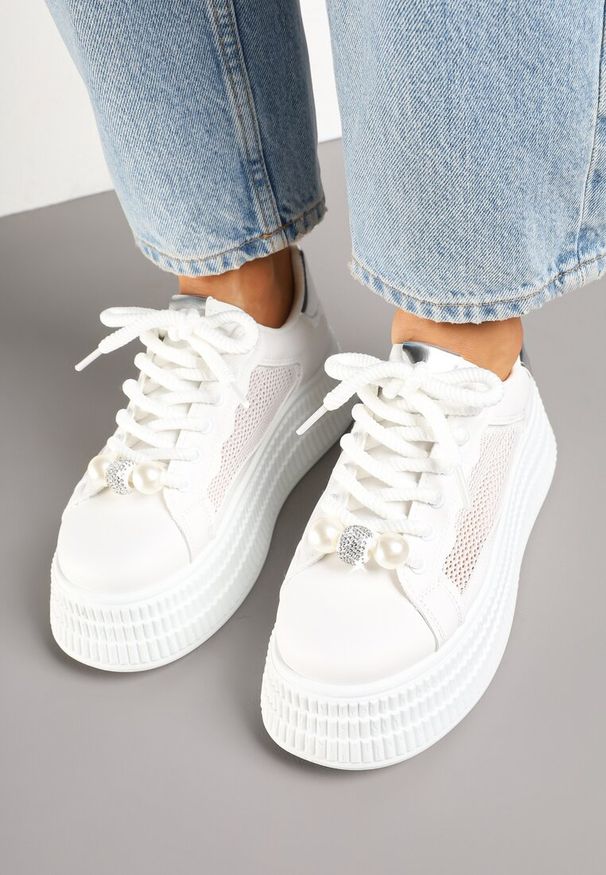 Renee - Biało-Srebrne Sneakersy na Grubej Podeszwie z Siateczką na Boku i Aplikacją z Perłami Aberla. Kolor: biały. Wzór: aplikacja