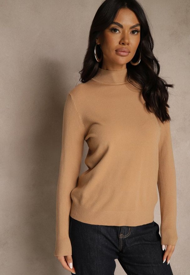 Renee - Ciemnobeżowy Casualowy Sweter z Półgolfem w Minimalistycznym Stylu Seorienne. Okazja: na co dzień. Kolor: beżowy. Długość: długie. Styl: casual