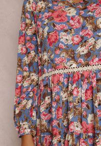 Renee - Niebiesko-Różowa Sukienka Mellesilea. Typ kołnierza: dekolt w kształcie V. Kolor: niebieski. Materiał: tkanina, wiskoza, koronka. Długość rękawa: długi rękaw. Wzór: nadruk, kwiaty. Długość: mini #5