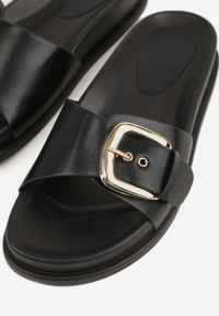 Renee - Czarne Klapki na Platformie z Klamrą Molthoe. Okazja: na co dzień. Kolor: czarny. Wzór: aplikacja. Obcas: na platformie. Styl: casual, elegancki #4