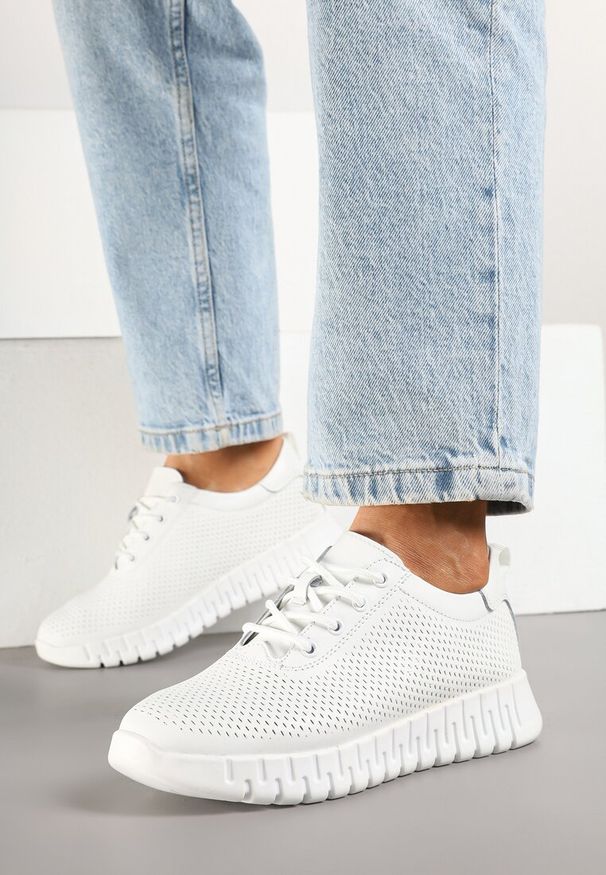 Born2be - Białe Skórzane Sneakersy z Ozdobną Perforacją i Tłoczoną Podeszwą Setalira. Okazja: na co dzień. Zapięcie: sznurówki. Kolor: biały. Materiał: skóra. Wzór: aplikacja