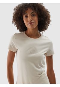 4f - T-shirt regular z dodatkiem materiałów z recyklingu damski - kremowy. Kolor: beżowy. Materiał: materiał. Wzór: napisy, gładki, nadruk