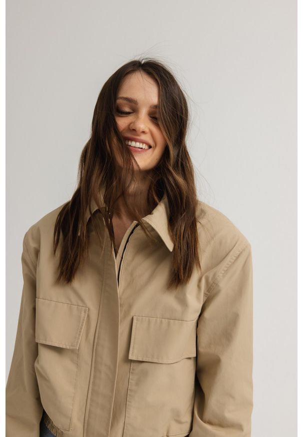 Marsala - Krótka kurtka bomberka w kolorze BEŻOWYM - WONDER. Kolor: beżowy. Materiał: poliester, tkanina, bawełna, materiał, nylon, jeans. Długość: krótkie. Wzór: gładki. Styl: klasyczny