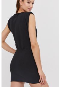 Answear Lab Sukienka kolor czarny mini prosta. Okazja: na co dzień. Kolor: czarny. Materiał: dzianina. Wzór: gładki. Typ sukienki: proste. Styl: wakacyjny. Długość: mini #9