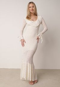 Born2be - Beżowa Koktajlowa Sukienka Koronkowa z Dekoltem V i Falbanami Frevina. Okazja: na komunię, na wesele, na ślub cywilny. Typ kołnierza: dekolt w kształcie V. Kolor: beżowy. Materiał: koronka. Wzór: koronka. Styl: wizytowy #2