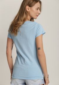 Renee - Jasnoniebieski T-shirt Kahlisiphe. Okazja: do domu, na co dzień. Kolor: niebieski. Materiał: bawełna, dzianina. Długość rękawa: krótki rękaw. Długość: krótkie. Styl: casual, wakacyjny