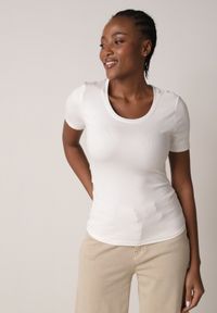 Born2be - Biały Prążkowany T-shirt Ozdobiony po Bokach Marszczeniem Nedisa. Okazja: na co dzień. Kolor: biały. Materiał: prążkowany. Wzór: aplikacja. Styl: casual #1