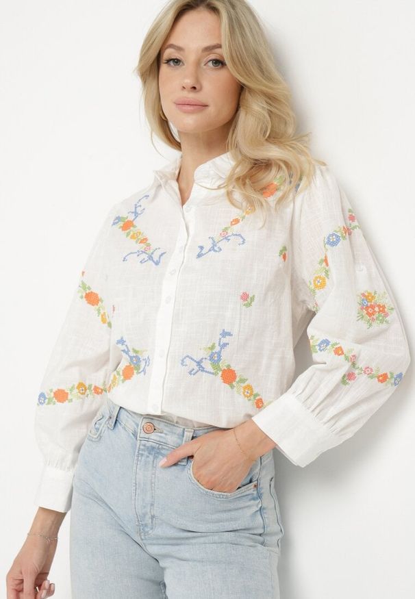 Born2be - Biała Koszula z Bawełny Ozdobiona Haftem i Regulowanymi Rękawami Dolissa. Okazja: na co dzień. Kolor: biały. Materiał: bawełna. Wzór: aplikacja, haft. Styl: casual