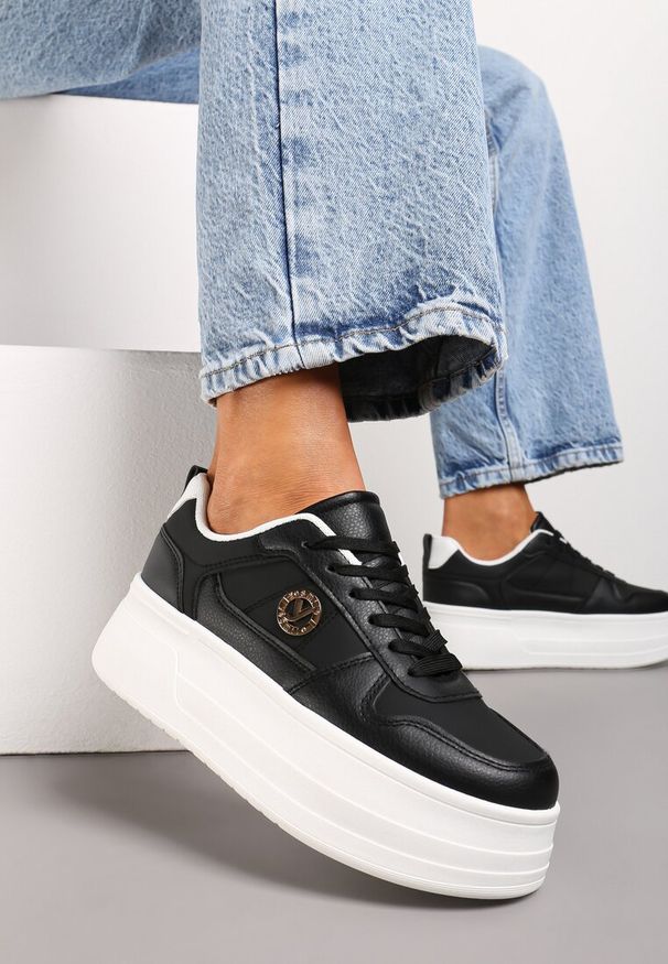 Renee - Czarne Sneakersy na Grubej Podeszwie Sznurowane z Metaliczną Aplikacją Ailtria. Okazja: na co dzień. Kolor: czarny. Wzór: aplikacja