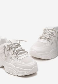 Renee - Białe Sneakersy na Nieregularnej Grubej Podeszwie z Cyrkoniami Adirka. Okazja: na co dzień. Kolor: biały. Materiał: jeans, bawełna
