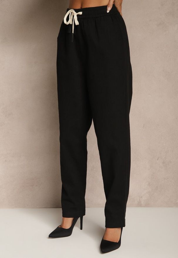 Renee - Czarne Spodnie z Bawełny Mom Fit Ozdobione Sznurkiem Apinella. Okazja: na co dzień. Kolor: czarny. Materiał: bawełna. Wzór: aplikacja. Styl: casual