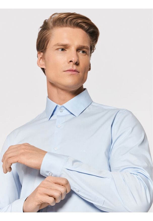 Calvin Klein Koszula Poplin K10K108229 Niebieski Slim Fit. Kolor: niebieski. Materiał: bawełna