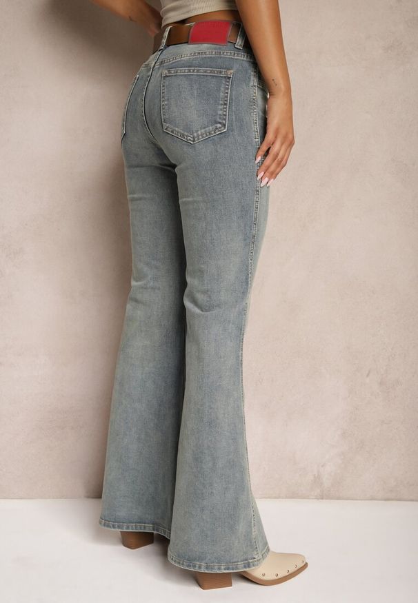 Renee - Jasnoniebieskie Jeansy z Bawełny Dzwony High Waist z Paskiem i Ozdobnymi Kieszeniami Mevalia. Okazja: na co dzień. Stan: podwyższony. Kolor: niebieski. Długość: długie. Styl: retro, elegancki, casual