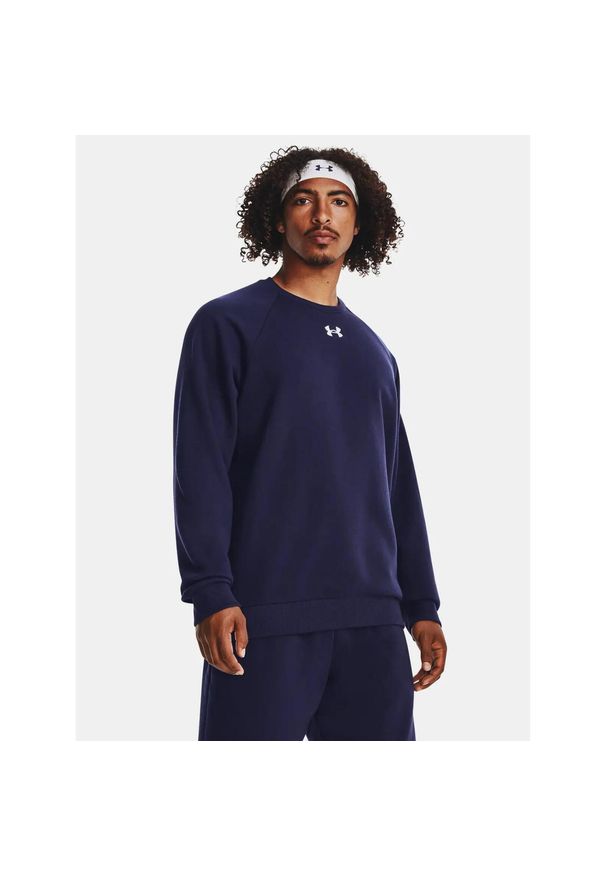 Under Armour - Bluza fitness męska UNDER ARMOUR Rival Fleece Crew. Okazja: na co dzień. Typ kołnierza: bez kaptura. Kolor: fioletowy. Materiał: poliester, bawełna. Styl: casual, sportowy. Sport: fitness