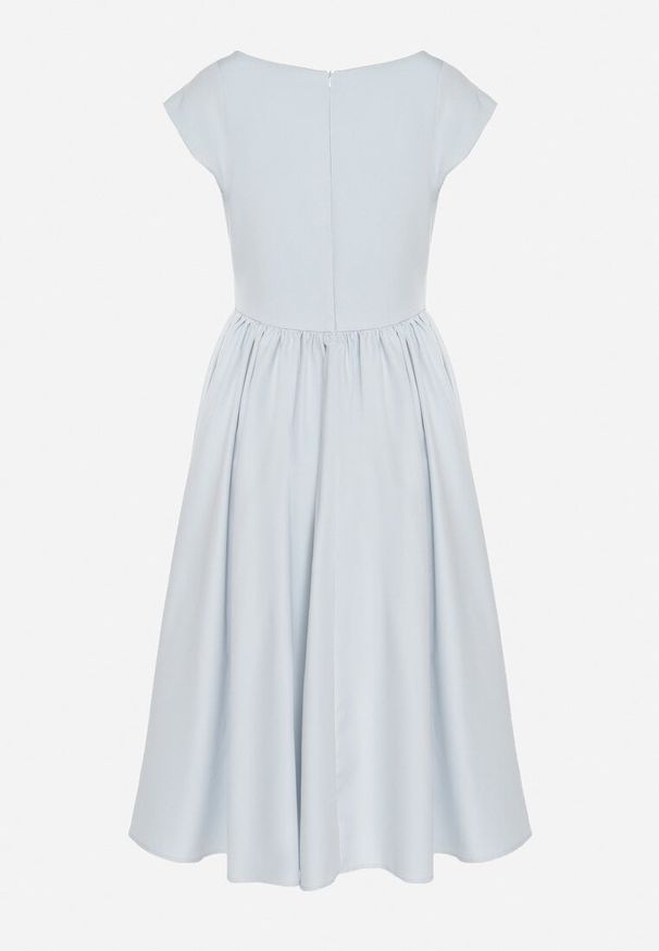 Born2be - Niebieska Rozkloszowana Sukienka Vices z Dekoltem Typu Łódka Milasena. Okazja: na co dzień. Kolor: niebieski. Materiał: jeans. Wzór: aplikacja. Typ sukienki: rozkloszowane. Styl: casual