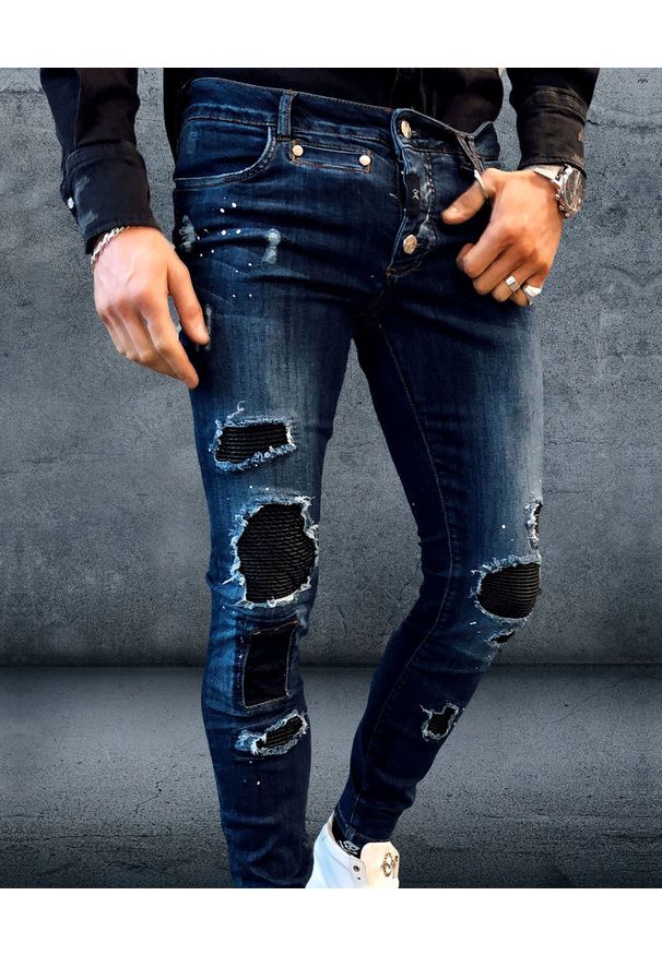 GUNS & TUXEDOS - Niebieskie jeansy z łatami Hooligan. Kolor: niebieski. Wzór: aplikacja