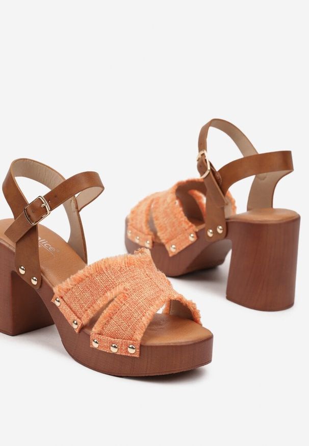 Born2be - Pomarańczowe Sandały na Słupku w Stylu Drewniaków z Nitami Reliris. Okazja: na co dzień. Kolor: pomarańczowy. Materiał: jeans. Wzór: aplikacja. Sezon: lato. Obcas: na słupku. Styl: elegancki, casual