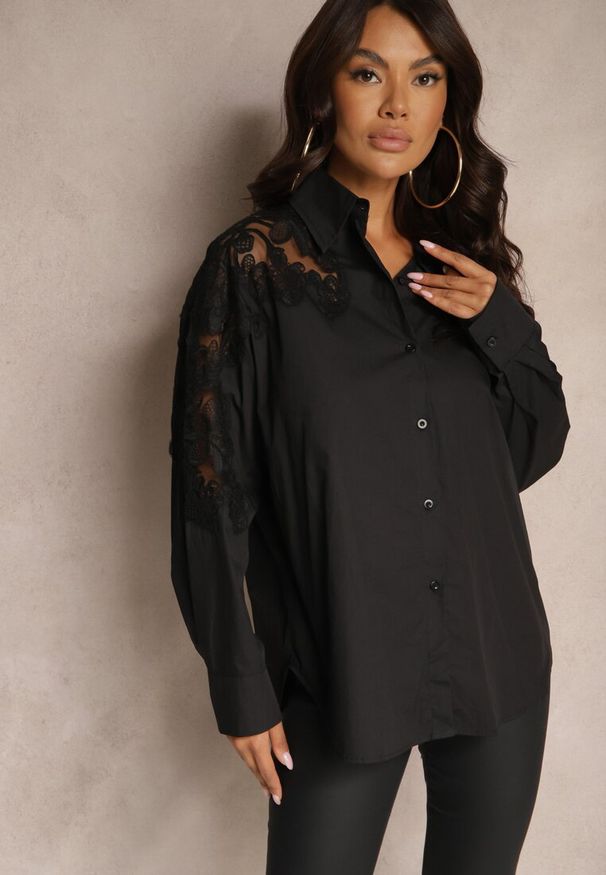 Renee - Czarna Koszula z Bawełny Ozdobiona Koronką na Rękawach Edestina. Okazja: do pracy. Typ kołnierza: kołnierzyk klasyczny. Kolor: czarny. Materiał: koronka, bawełna. Długość rękawa: długi rękaw. Długość: długie. Wzór: aplikacja, koronka. Styl: klasyczny