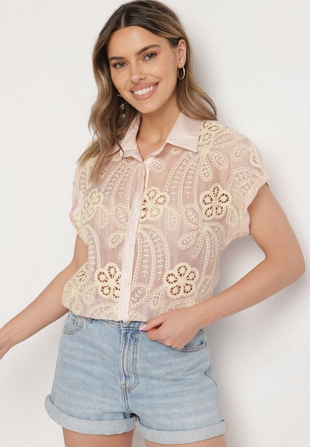 Born2be - Różowa Koszula w Kwiatowy Wzór Zivale. Okazja: na co dzień, na spotkanie biznesowe, do pracy. Typ kołnierza: dekolt w kształcie V, kołnierzyk klasyczny. Kolor: różowy. Długość: krótkie. Wzór: kwiaty. Materiał: jeans. Długość rękawa: krótki rękaw. Sezon: wiosna. Styl: biznesowy, casual, klasyczny