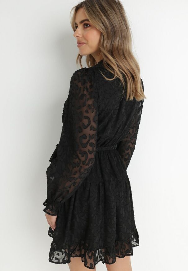 Born2be - Czarna Sukienka Koronkowa Wiązana w Pasie Mova. Okazja: na co dzień. Kolor: czarny. Materiał: koronka. Wzór: ażurowy, nadruk, motyw zwierzęcy. Styl: casual, elegancki. Długość: mini