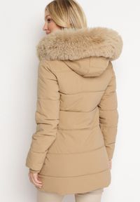 Born2be - Ciemnobeżowa Kurtka w Geometryczne Pikowanie z Kapturem i Futerkiem Bellinae. Okazja: na co dzień. Typ kołnierza: kaptur. Kolor: beżowy. Materiał: futro. Wzór: geometria. Styl: casual, klasyczny #4