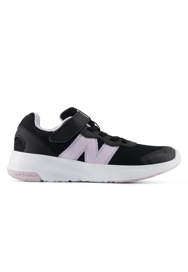 Buty dziecięce New Balance P57823W – czarne. Kolor: czarny. Materiał: guma, syntetyk, materiał. Szerokość cholewki: normalna. Sport: bieganie
