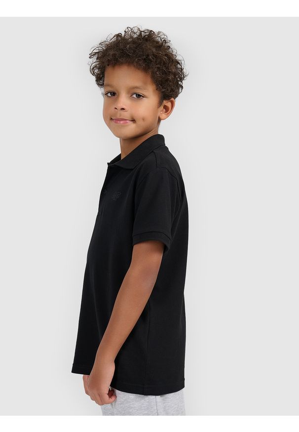 4f - 4F Koszulka polo regular chłopięca - czarna 158 (12-13 lat). Okazja: na co dzień, na uczelnię. Typ kołnierza: polo. Kolor: czarny. Materiał: bawełna, dzianina. Wzór: ze splotem. Sezon: lato. Styl: sportowy, klasyczny, casual, elegancki