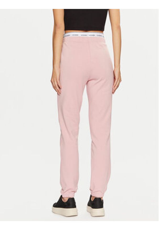 Guess Spodnie dresowe O5RB01 KCO31 Różowy Regular Fit. Kolor: różowy. Materiał: bawełna