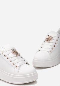 Born2be - Biało-Złote Sznurowane Sneakersy na Platformie z Ekoskóry z Ozdobnym Misiem Neonda. Kolor: biały. Wzór: aplikacja. Obcas: na platformie #5