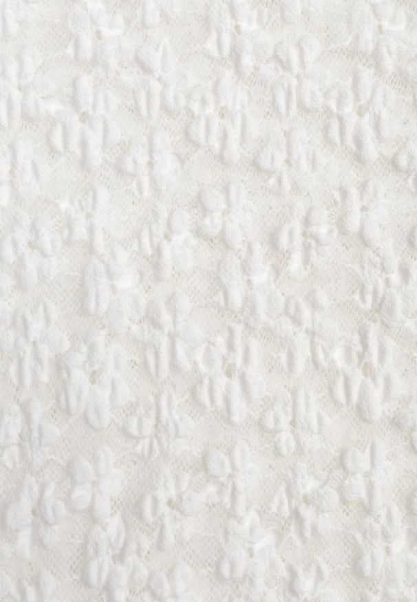 Born2be - Biała Koronkowa Bluzka o Dopasowanym Kroju z Krótkim Rękawem Noessa. Okazja: na co dzień. Kolor: biały. Materiał: koronka. Długość rękawa: krótki rękaw. Długość: krótkie. Wzór: koronka. Sezon: lato. Styl: casual