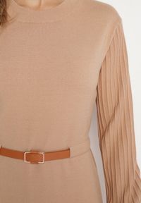 Born2be - Ciemnobeżowa Sukienka z Wiskozą Ozdobiona Plisowanymi Rękawami i Paskiem Daikari. Okazja: na co dzień. Kolor: beżowy. Materiał: wiskoza. Wzór: aplikacja. Styl: casual #3