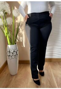 Nasi partnerzy - Czarne jeansowe spodnie Jovita z prostą nogawką PLUS SIZE XXL. Okazja: na co dzień, na spacer, do pracy. Kolekcja: plus size. Kolor: czarny. Materiał: jeans. Długość: krótkie. Styl: casual #1