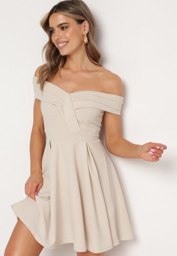 Born2be - Beżowa Sukienka z Hiszpańskim Dekoltem o Rozkloszowanym Fasonie Vilenia. Okazja: na co dzień. Kolor: beżowy. Typ sukienki: rozkloszowane. Styl: casual, elegancki