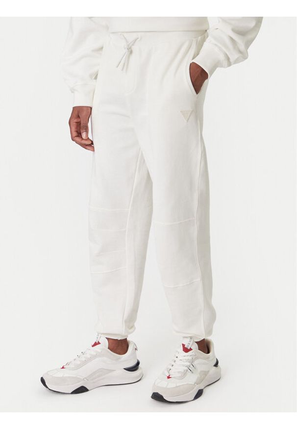Guess Spodnie dresowe Z6RB03 K9YI1 Biały Regular Fit. Kolor: biały. Materiał: bawełna