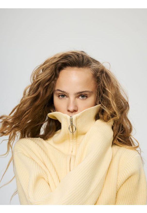 Reserved - Kardigan z zapięciem na zamek - jasnożółty. Kolor: żółty. Materiał: dzianina, wiskoza