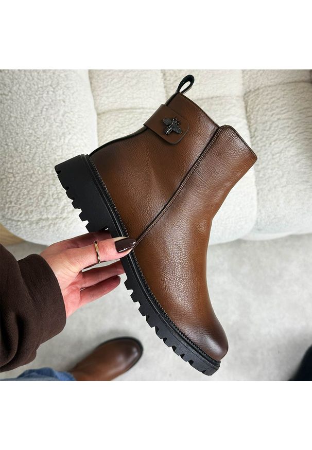 POTOCKI - Brązowe botki damskie na traperze Potocki 19314. Okazja: na co dzień. Nosek buta: okrągły. Kolor: brązowy. Materiał: skóra. Szerokość cholewki: normalna. Wzór: aplikacja. Sezon: zima, jesień. Styl: casual, klasyczny