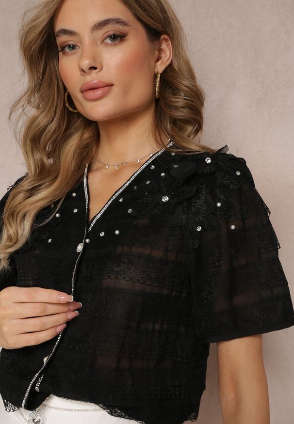 Renee - Czarna Koszula Bluzka z Koronką i Falbankami Engelli. Typ kołnierza: kołnierz z falbankami. Kolor: czarny. Materiał: koronka. Długość rękawa: krótki rękaw. Długość: krótkie. Wzór: koronka