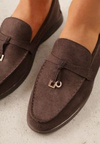 Born2be - Ciemnobrązowe Lekkie Mokasyny VICES z Metalowymi Ozdobami i Skórzaną Wkladką Adrialee. Nosek buta: okrągły. Kolor: brązowy. Materiał: skóra. Wzór: aplikacja. Obcas: na obcasie. Styl: klasyczny. Wysokość obcasa: niski #2
