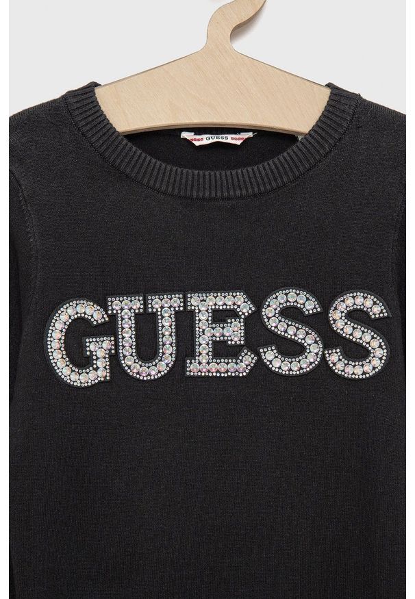 Guess Sweter dziecięcy kolor czarny. Okazja: na co dzień. Kolor: czarny. Materiał: materiał, dzianina, wiskoza. Wzór: aplikacja. Styl: casual