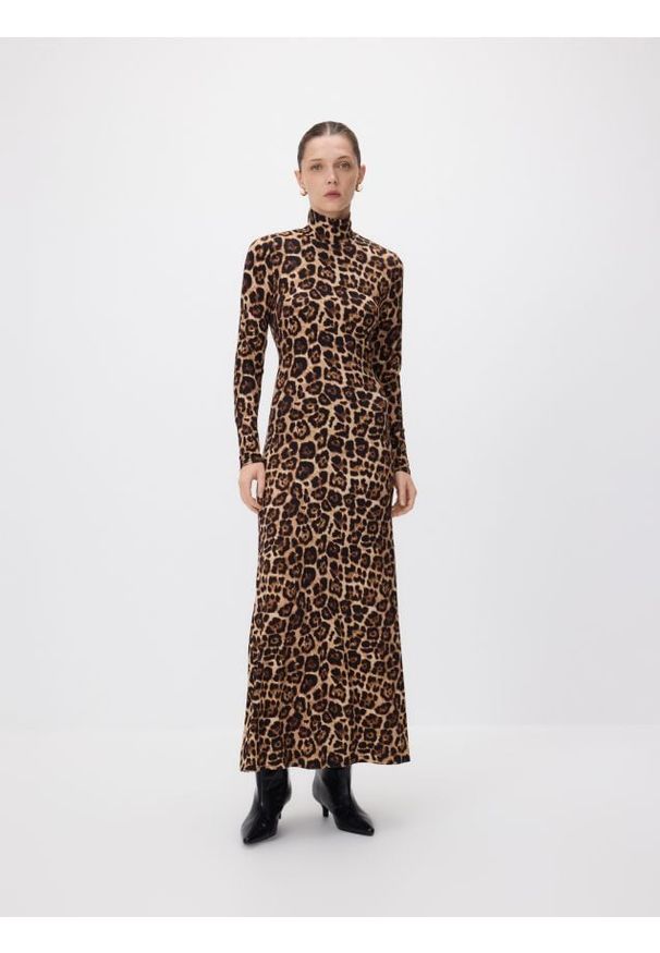 Reserved - Sukienka maxi w panterkę - wielobarwny. Materiał: wiskoza. Wzór: motyw zwierzęcy. Długość: maxi