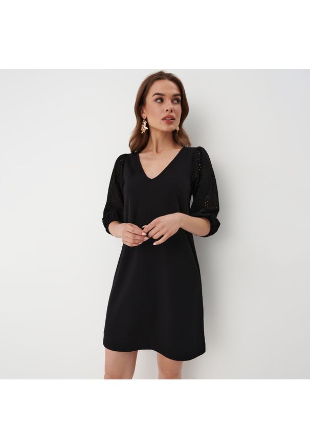 Mohito - Sukienka mini z bufiastymi rękawami - Czarny. Kolor: czarny. Długość: mini
