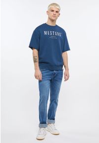 Mustang - MUSTANG BEN CREWNECK SSLEEVE MĘSKA BLUZA Z KRÓTKIM RĘKAWEM INSIGNIA BLUE 1013870 5230. Długość rękawa: krótki rękaw. Długość: krótkie