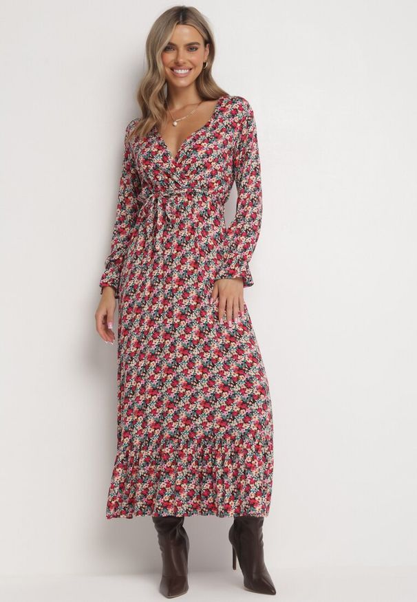 Born2be - Czerwono-Czarna Rozkloszowana Sukienka z Wiskozy i Wiązanym Paskiem Rosalima. Typ kołnierza: dekolt kopertowy. Kolor: czerwony. Materiał: wiskoza. Typ sukienki: kopertowe. Długość: maxi