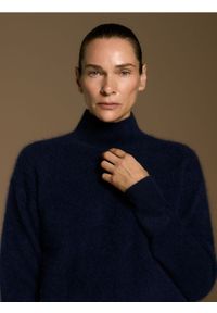 Reserved - Wełniany golf z dodatkiem kaszmiru - granatowy. Typ kołnierza: golf. Kolor: niebieski. Materiał: wełna, kaszmir